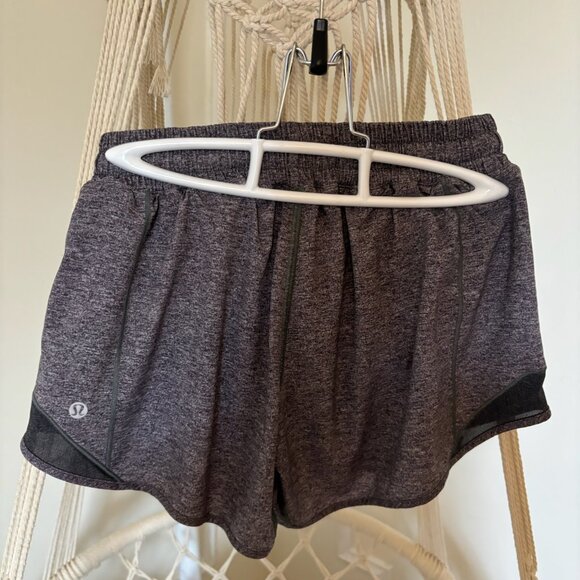 Lululemon Low-Rise Hotty Hot Shorts 4" – Size 6 (Heathered Grey) - Picture 2 of 4